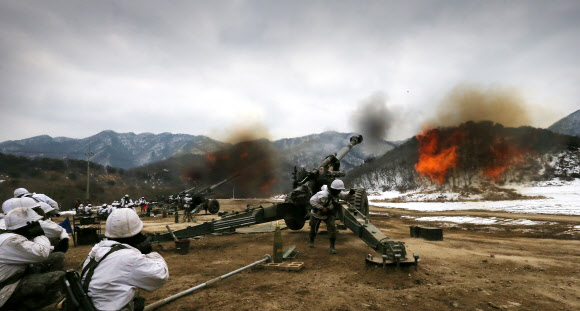 24일 경기도 연천군의 한 사격장에서 육군 28사단 포병들이 155㎜ 견인포를 발사하고 있다.  연합뉴스