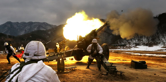 24일 경기도 연천군의 한 사격장에서 육군 28사단 포병들이 155㎜ 견인포를 발사하고 있다.  연합뉴스