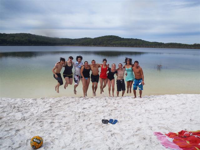 호주 워킹홀리데이 참가자와 현지인 등 세계 여러 나라의 청년들이 퀸즐랜드주 프레이저아일랜드 해변에서 즐거운 한때를 보내고 있다.  외교부 제공