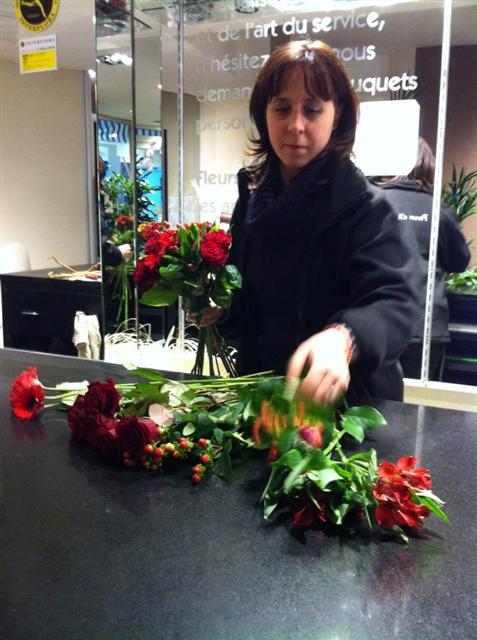 시간제 근로자인 플로리스트 크리스텔 솔롱이 파리 샹젤리제의 상점에서 꽃다발을 만들고 있다.
