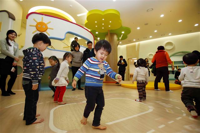 지난 25일 서울 여의도 한화투자증권빌딩 2층 직장어린이집을 찾은 한화 직원 자녀들이 즐거운 한때를 보내고 있다. 한화그룹 제공 
