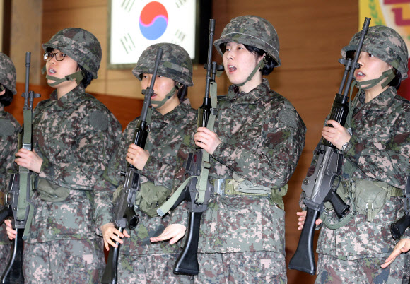 27일 대전 유성구 간호사관학교에서 열린 입소식에서 신입생도들이 입소신고를 하고 있다.  연합뉴스