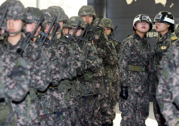 27일 대전 유성구 간호사관학교에서 열린 입소식에서 신입생도들이 입소신고를 하고 있다. 연합뉴스