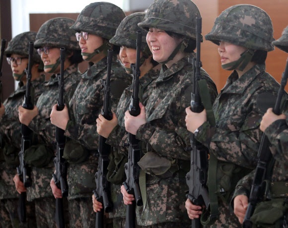 27일 대전 유성구 국군간호사관학교에서 열린 입소식에서 신입생도들이 개인 총기를 지급받고 있다. 연합뉴스