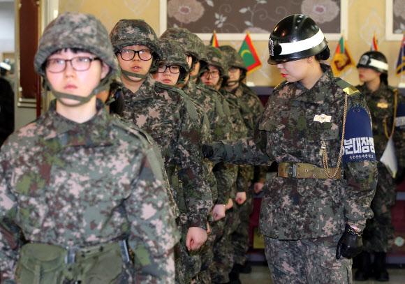 27일 대전 유성구 간호사관학교에서 열린 입소식에서 신입생도들이 입소신고를 하고 있다.  연합뉴스