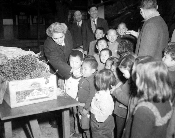 지난 1953년 이승만 대통령 영부인 프란체스카 여사가 고아원을 방문해 위문품을 전달하는 모습.  연합뉴스