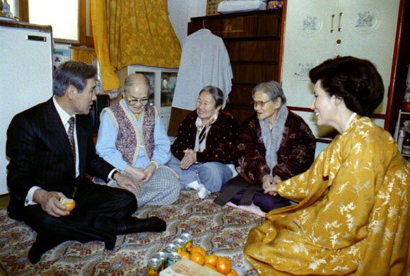 지난 1989년 노태우 대통령(왼쪽)과 영부인 김옥숙 여사(오른쪽)가 혜명 양로원을 방문했을 때 모습.  연합뉴스