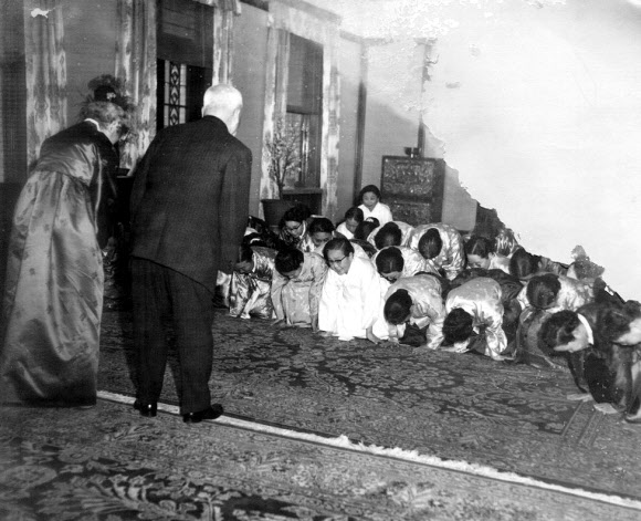 지난 1959년 이승만 대통령 내외가 세배를 받는 모습.  연합뉴스