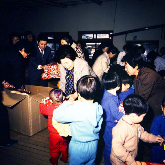지난 1979년 최규하 대통령 영부인 홍기 여사가 영아원을 방문해 선물을 전달하는 모습.  연합뉴스