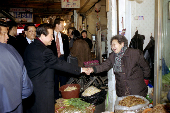 지난 2000년 김대중 대통령이 설 재래시장을 방문했을 때 모습.