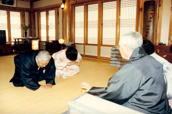 지난 1994년 김영삼 대통령 내외가 설 연휴를 맞아 고향인 경남 거제를 방문해 부모님께 세배를 하는 모습.