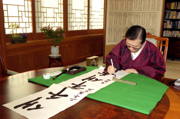 지난 2000년 김대중 대통령이 신년휘호를 쓰는 모습. 김 대통령은 2000년 뉴 밀레니엄을 맞아 새천년 새희망이라는 휘호를 쓰고 있다.