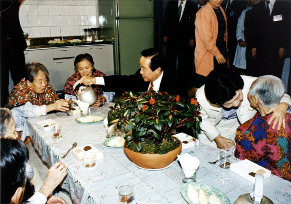 지난 1993년 김영삼 대통령(가운데)이 청암양로원을 방문했을 때 모습.