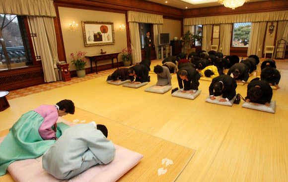 지난 2007년 노무현 대통령 내외가 청와대에서 수석보좌관 신년인사회 때 세배를 하는 모습.