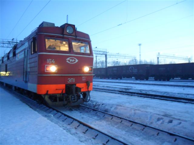 영하 30도를 넘나드는 시베리아의 칼바람을 뚫고 9288㎞의 철길을 달리는 시베리아횡단열차(TSR)가 이르쿠츠크 역에서 30분간 정차한 뒤 출발할 준비를 하고 있다.