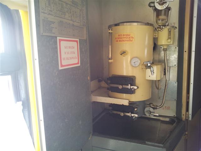 열차에는 칸마다 물을 끓이는 기계(사모바르)가 설치돼 있어 컵라면, 커피 등을 먹을 수 있다.