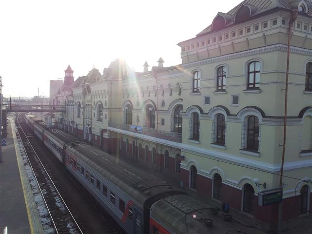 모스크바로 향하는 시베리아횡단열차가 블라디보스토크 역을 출발하고 있다.