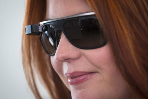 미국 모델이 14일(현지시간) 뉴욕 첼시마켓에 있는 구글글래스 베이스캠프에서 구글글래스의 진한 검정 선글라스 ‘클래식’을 선보이고 있다.  뉴욕=AP/뉴시스
