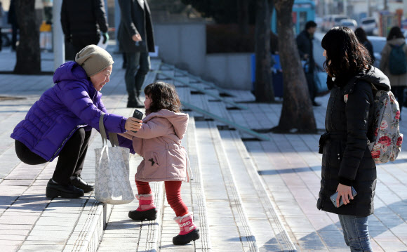 설 연휴를 하루 앞둔 29일 본격적인 귀성이 시작된 가운데 광주역에서 한 할머니가 손녀를 반갑게 맞고 있다.  연합뉴스