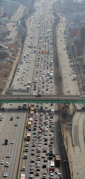 구정 연휴를 하루 앞둔 29일 오후 경부고속도로 신갈IC 부근에 귀성 차량으로 밀리고 있다.  도준석 기자 pado@seoul.co.kr