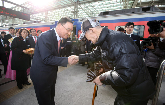 정홍원 국무총리가 본격적인 귀성이 시작된 29일 오후 서울역을 찾아 귀성객과 인사하고 있다. 연합뉴스