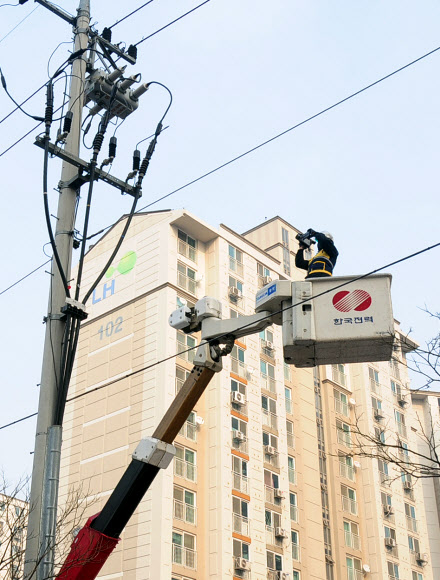 한전은 29일 설 연휴기간 정전으로 인한 불편이 발생하지 않도록 설비점검을 완료하고 연휴기간 내내 안정적인 전력공급을 위하여 비상 근무체제에 돌입한다고 전했다. 사진은 열화상 진단기로 설비점검을 하는 모습.  한전 제공