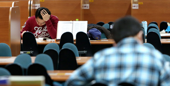 설 연휴를 하루 앞둔 29일 오전 서울 광진구 화양동 학교 상허기념도서관에서 학생들이 공부에 전념하고 있다.  연합뉴스