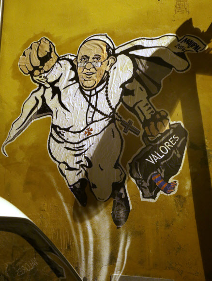 프란치스코 교황이 흰색 망토를 휘날리며 슈퍼맨처럼 위기의 현장으로 날아가는 듯한 모습의 그라피티.