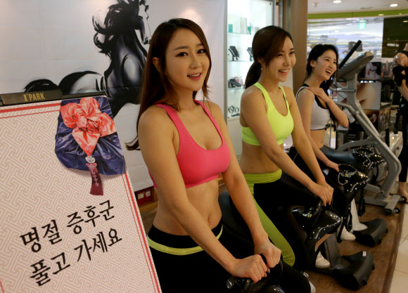 2일 용산 아이파크몰 백화점 문화관 4층 툰투리 매장에서 모델들이 승마운동기구를 타고 있다. 아이파크몰 백화점은 2~5일 과식과 가사노동, 장거리 운전 등으로 쌓인 명절증후군을 날리려고 이 매장에서 승마운동기구와 안마서비스 무료 체험행사를 마련했다. 연합뉴스
