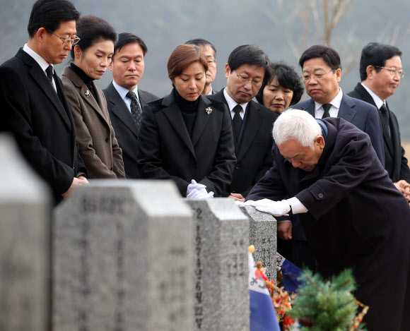 김한길 민주당 대표가 2일 대전 현충원에 안장된 천안함 희생 장병의 묘역을 찾아 묘비를 어루만지며 추모하고 있다. 연합뉴스