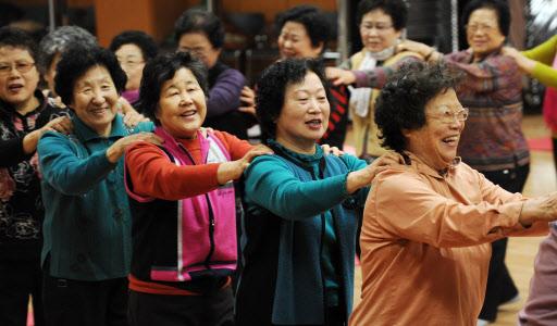 긴 설 연휴를 보낸 어머니들이 서로 안마를 해주며 명절 피로를 씻어내고 있다. 서울신문 포토라이브러리