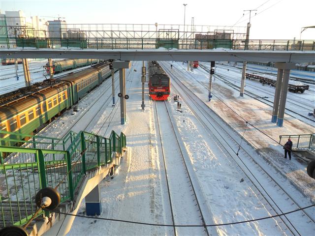 노보시비르스크 역에 극동, 중앙아시아, 모스크바, 유럽으로 가는 화물과 승객을 실은 열차들이 정차해 있다.