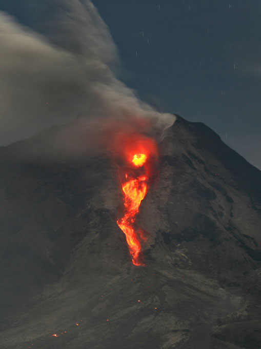 지난 1월 14일(현지시간) 인도네시아 수마트라 북부에 위치한 시나붕 화산이 뜨거운 용암을 내뿜고 있다. AP/뉴시스