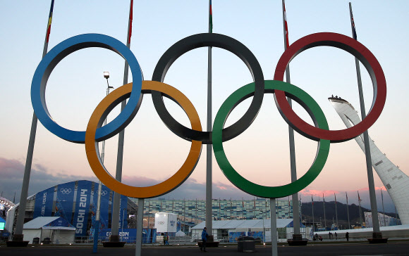 2014 소치 동계올림픽을 나흘 앞둔 3일(한국시간) 러시아 소치 해안클러스터 올림픽파크 성화대 위에서 인부들이 막바지 작업을 하고 있다.  연합뉴스