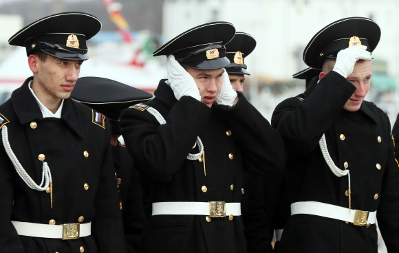입춘을 하루 앞둔 3일 인천시 중구 상트페테르부르크 광장에서 열린 ’러일전쟁 110주년 러시아 순양함 바랴그호 추모행사’에서 러시아 해군 장병이 추위를 참으려 안간힘을 쓰고 있다.  연합뉴스