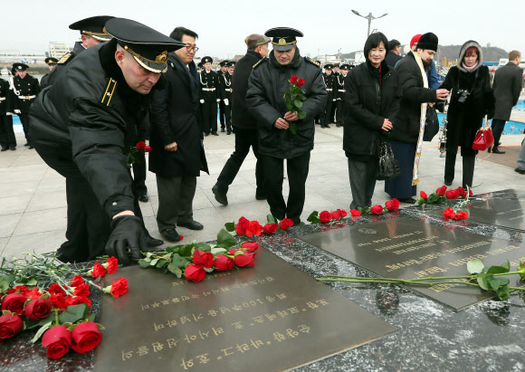 3일 인천시 중구 상트페테르부르크 광장에서 러시아 해군 장병이 러일전쟁 110주년을 맞아 러시아 순양함 바랴그호 추모비에 헌화하고 있다. 연합뉴스
