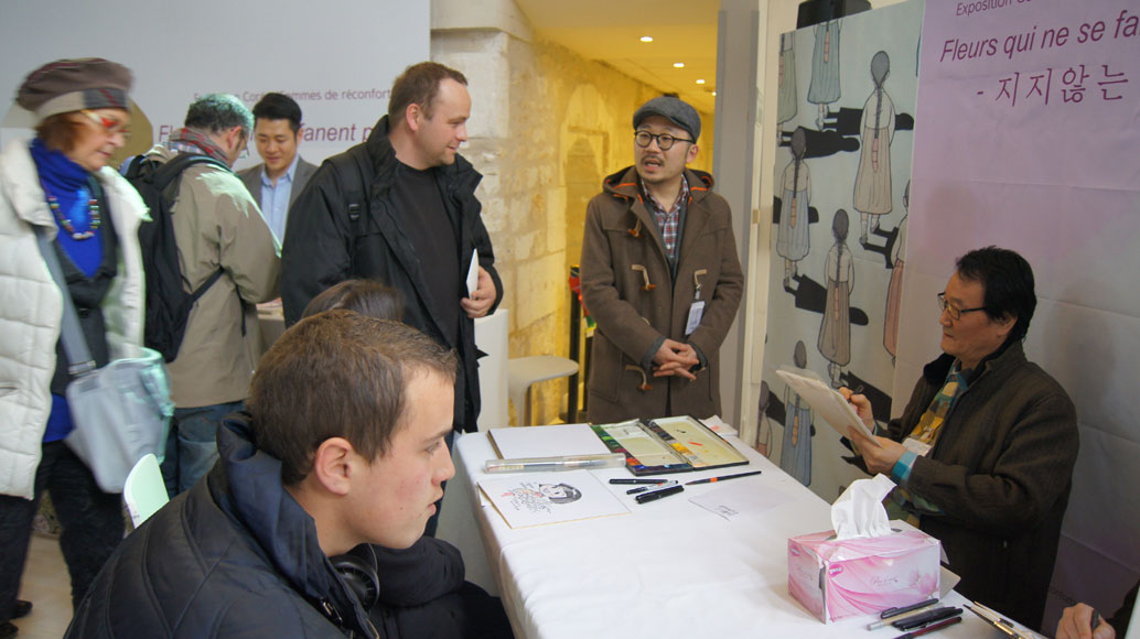 지난달 30일부터 2일까지 열린 프랑스 앙굴렘국제만화페스티벌 중 작가 사인회가 열려 사인을 받고 있다.