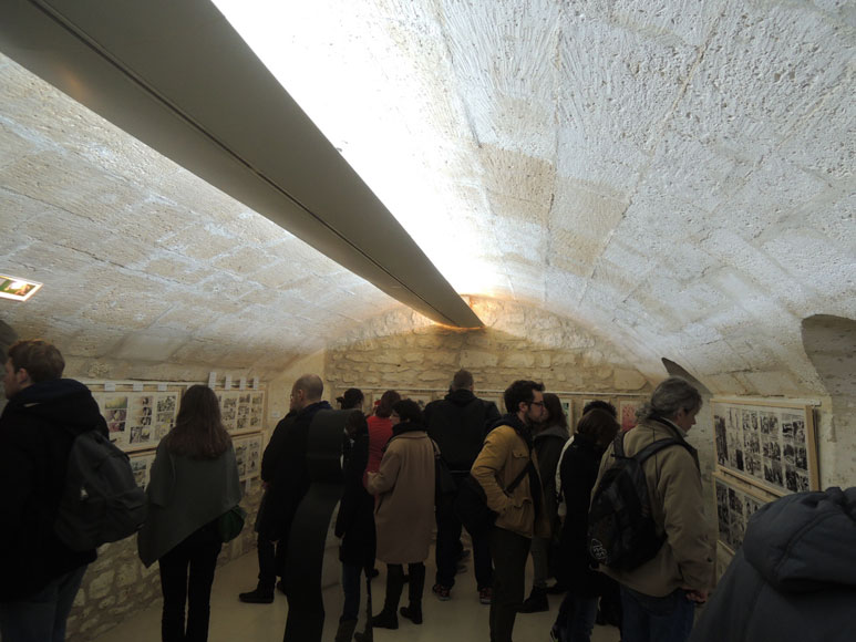 지난달 30일부터 2일까지 열린 프랑스 앙굴렘국제만화페스티벌에서 시민들이 일본군 위안부 피해자를 소재로 한 한국 만화를 관심 있게 보고 있다.