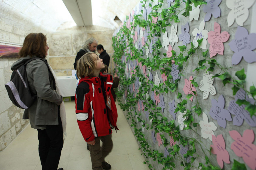 지난달 30일부터 2일까지 열린 프랑스 앙굴렘국제만화페스티벌에서 한 소년이 방문자들의 메모를 유심히 살피고 있다.