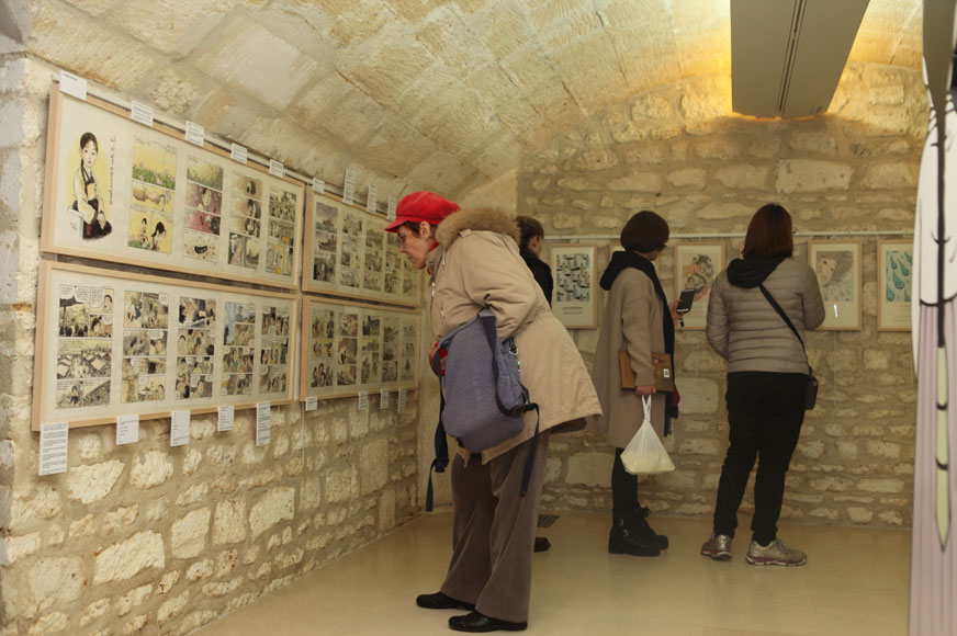 지난달 30일부터 2일까지 열린 프랑스 앙굴렘국제만화페스티벌에서 시민들이 일본군 위안부 피해자를 소재로 한 한국 만화를 관심 있게 보고 있다.