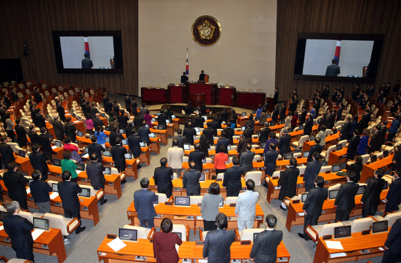 3일 오후 국회에서 열린 임시국회 개회식에서 의원들이 국기에 대한 경례를 하고 있다.  연합뉴스