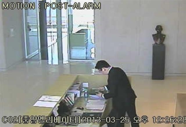 금호아시아나 그룹 보안용역직원 B씨가 회장 비서실에 잠입해 서류를 몰래 촬영하는 모습이 담긴 CCTV 화면.  금호아시아나그룹 제공