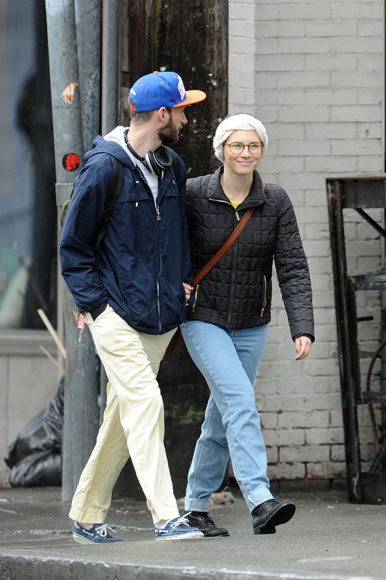 2013년 9월 아만다 녹스가 시애틀에서 남자 친구 제임스 테라와 손을 잡고 미소 짓고 있다. 사진=TOPIC / SPLASH NEWS(www.topicimages.com)　