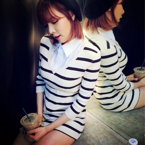 현아 거울 셀카  