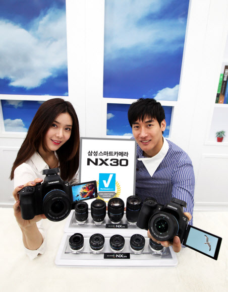 삼성 최고급 미러리스 카메라 ‘NX30’ 출시  