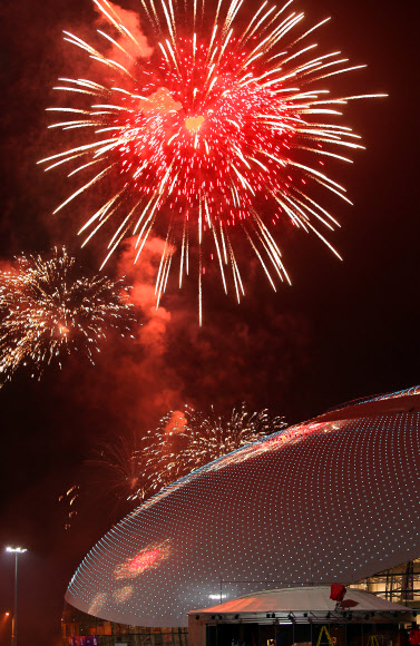 5일(한국시간) 러시아 소치  해안클러스터 피시트 올림픽 스타디움에서 개막식 드레스 리허설이 열린 가운데 볼쇼이 아이스돔 뒤로 화려한 불꽃이 터지고 있다.  연합뉴스