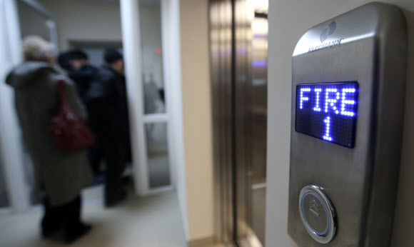 5일(현지시간) 새벽 5시께 동계올림픽이 열리는 러시아 소치 해안 클러스터의 한 미디어 숙소 1층 엘리베이터 버튼 창에 화재 대피 경보를 알리는 문구가 나오고 있다.  연합뉴스