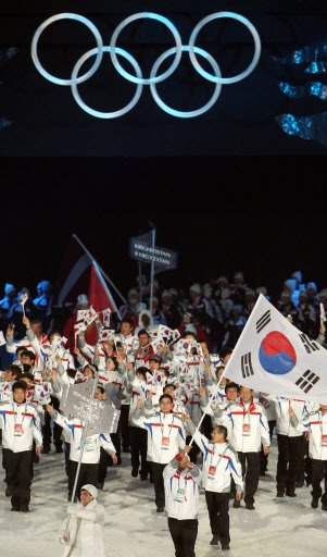 밴쿠버 동계올림픽 13일(한국시간) 밴쿠버 BC 플레이스에서 개막했다. 한국 선수단이 태극기를 들고 입장하고 있다.  연합뉴스