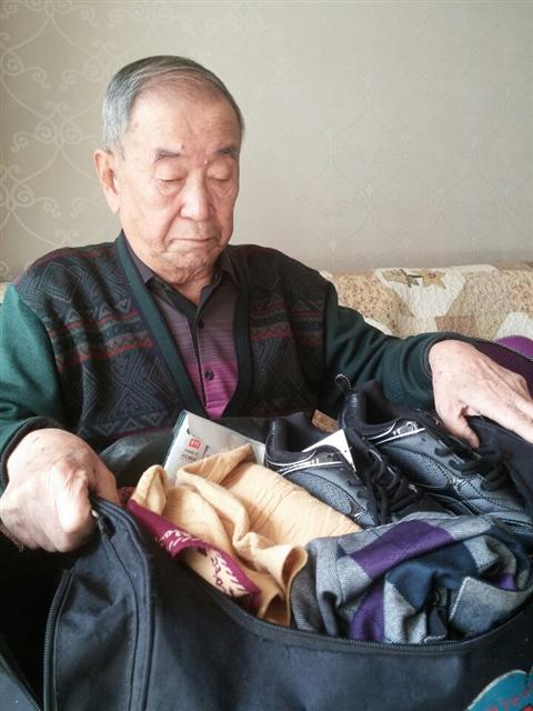 오는 20~25일 이산가족 상봉을 앞둔 김명도씨가 6일 경기 용인시 자택에서 북쪽의 동생에게 줄 선물 가방을 펼쳐 보이고 있다.