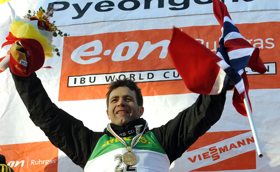 17일 오후 국제바이애슬론연맹(IBU)주최 2009 평창바이애슬론 세계선수권대회 남자 20Km 개인경기가 열린 평창 알펜시아 경기장에서 금메달을 차지한 노르웨이 올레 에이나르 비에른달렌(Ole Einar Bjoerndalen)이 환호하고 있다. AP=뉴시스
